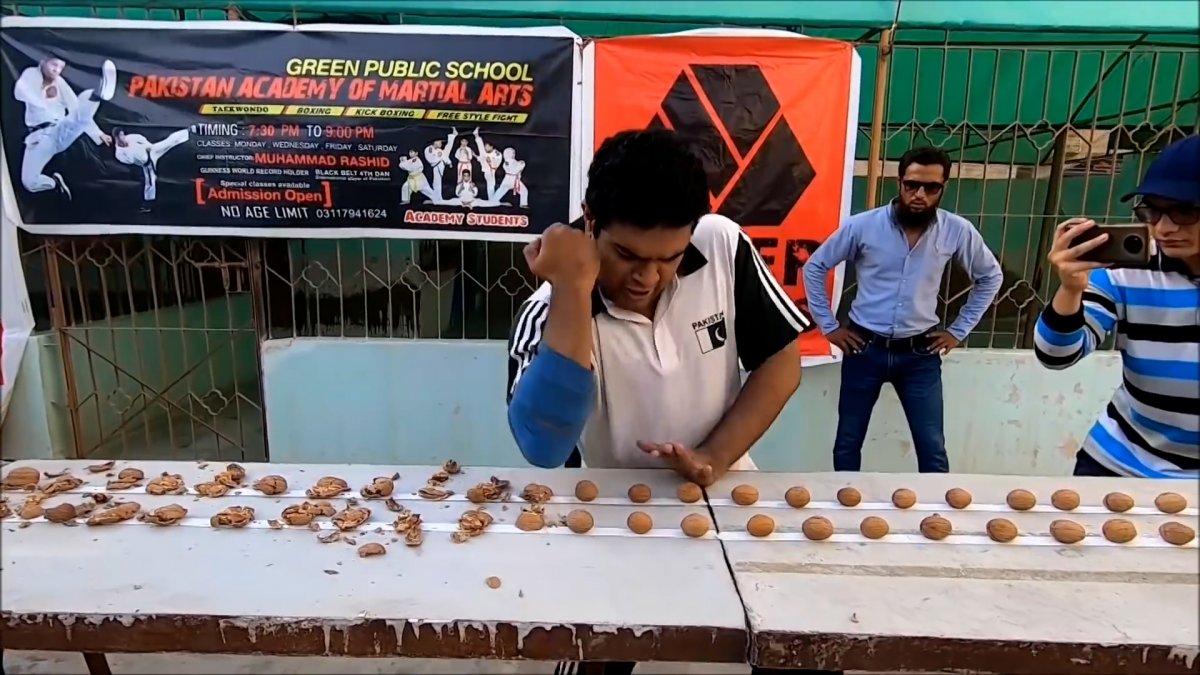 Dirseğiyle 315 cevizi 1 dakikada kıran Pakistanlı