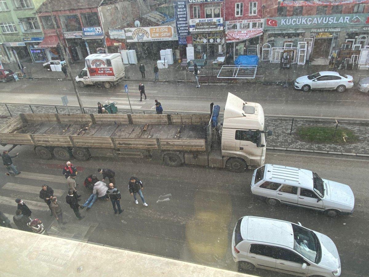 Karabük'te yaya geçidini kullanan kişiye otomobil çarptı