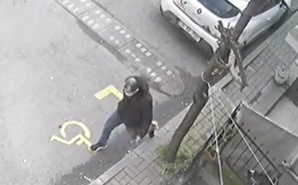 Küçükçekmece'deki hırsız, 'amcanı arayacağım' diyerek telefon çaldı