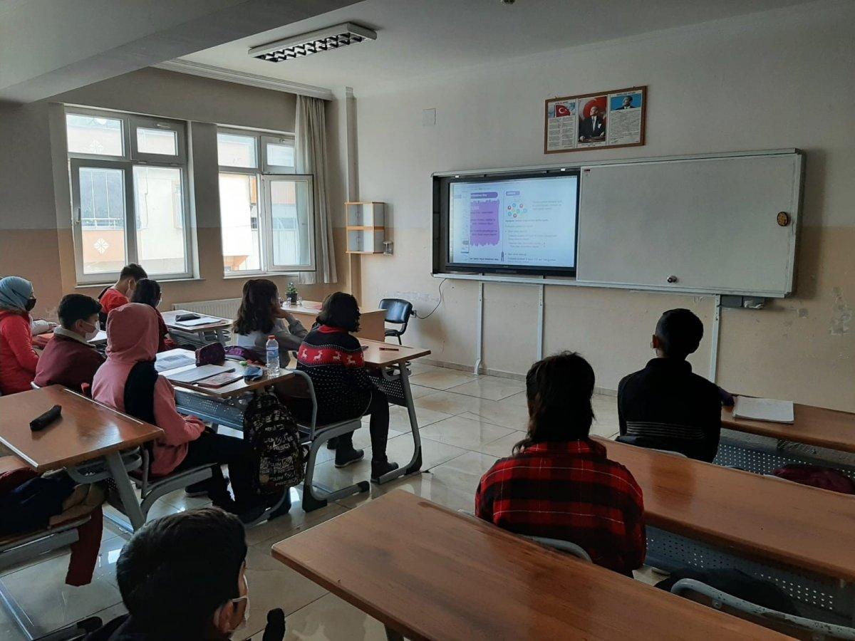 Kardeşinin öldürdüğü öğretmenin okulunda yas var