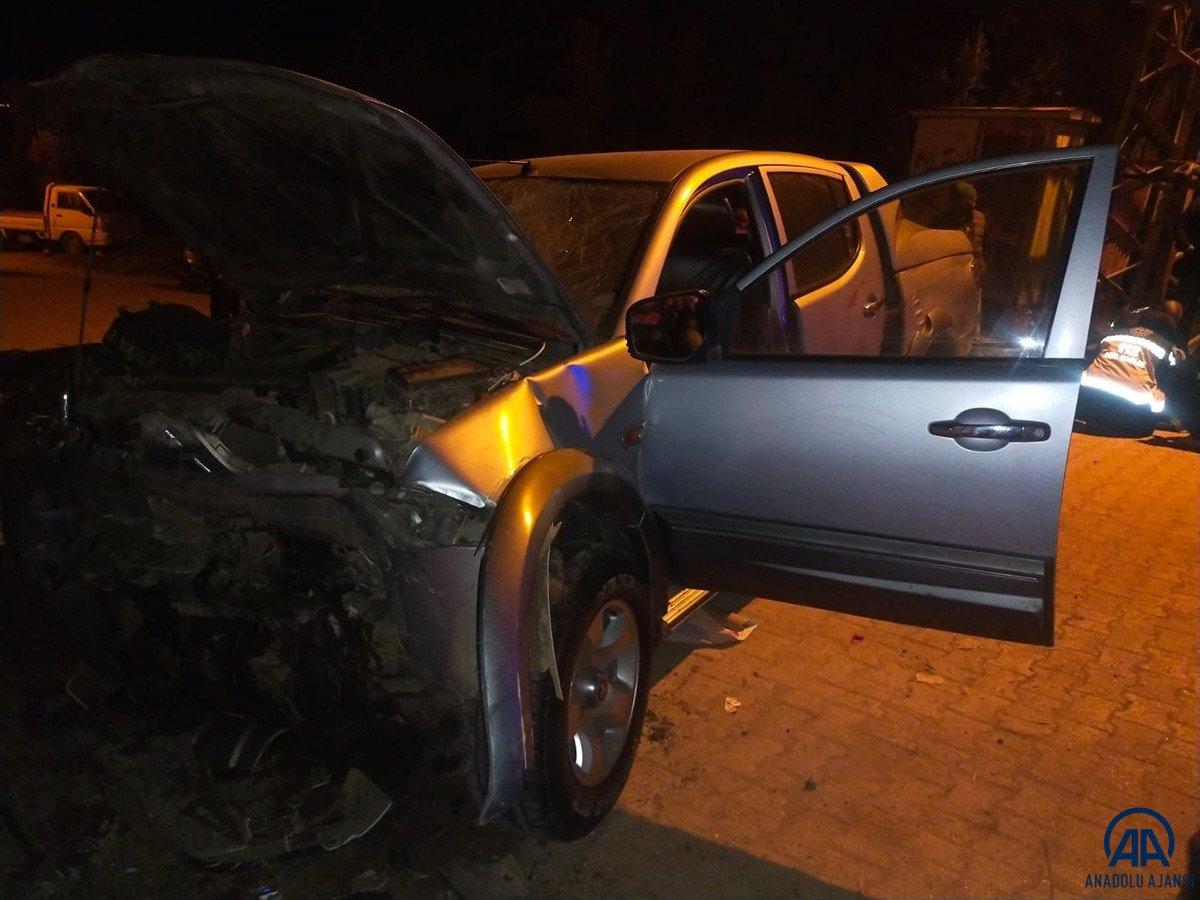 Bursa'da bir otomobil duvara çarptı: 5 yaralı