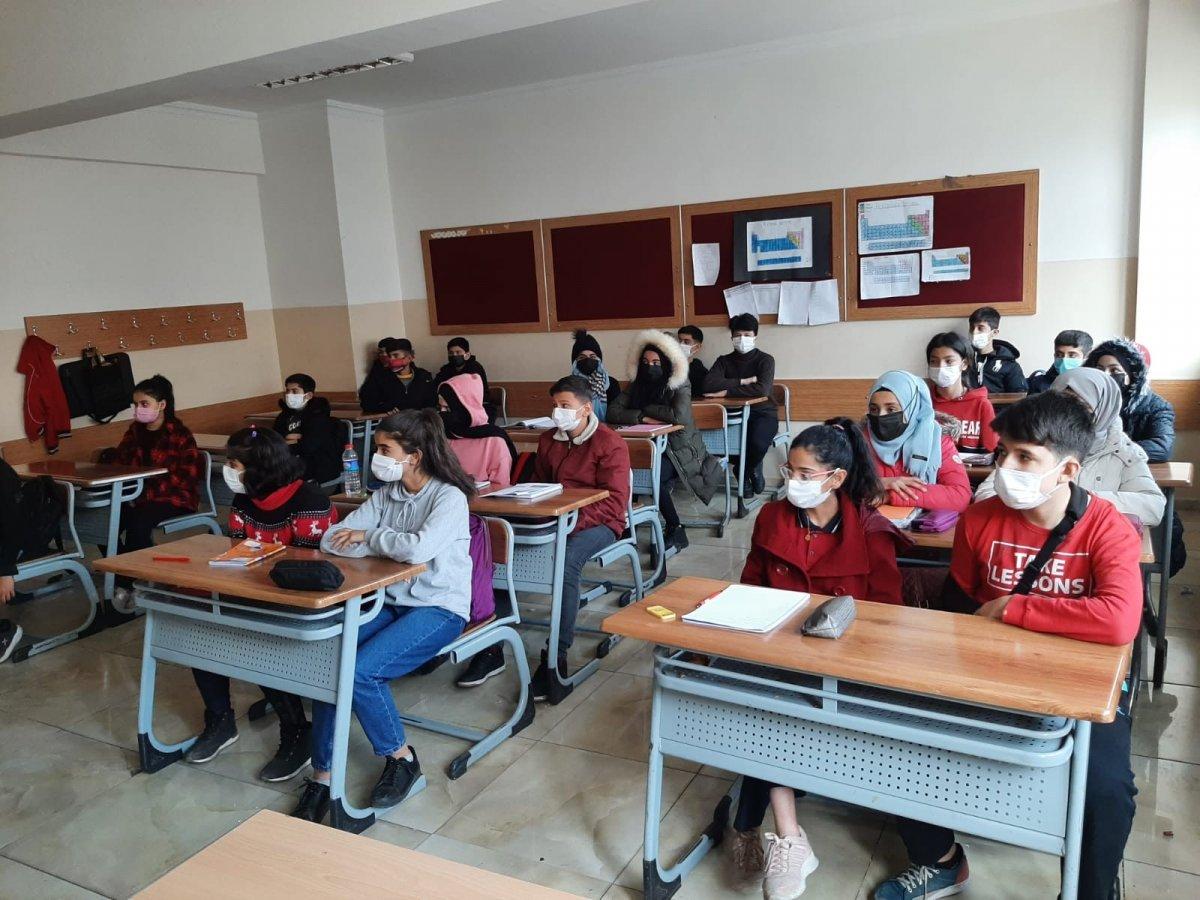 Kardeşinin öldürdüğü öğretmenin okulunda yas var