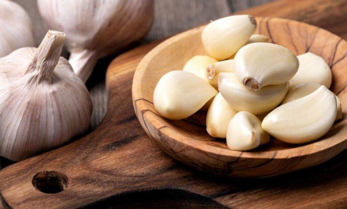 Aç karnına bir diş sarımsak yutmanın faydaları