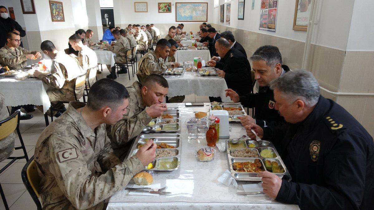 6 ikiz Mehmetçik görenleri şaşırtıyor