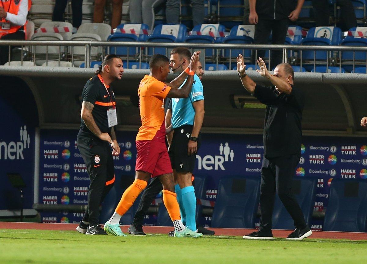 Van Aanholt gözden çıkarıldı