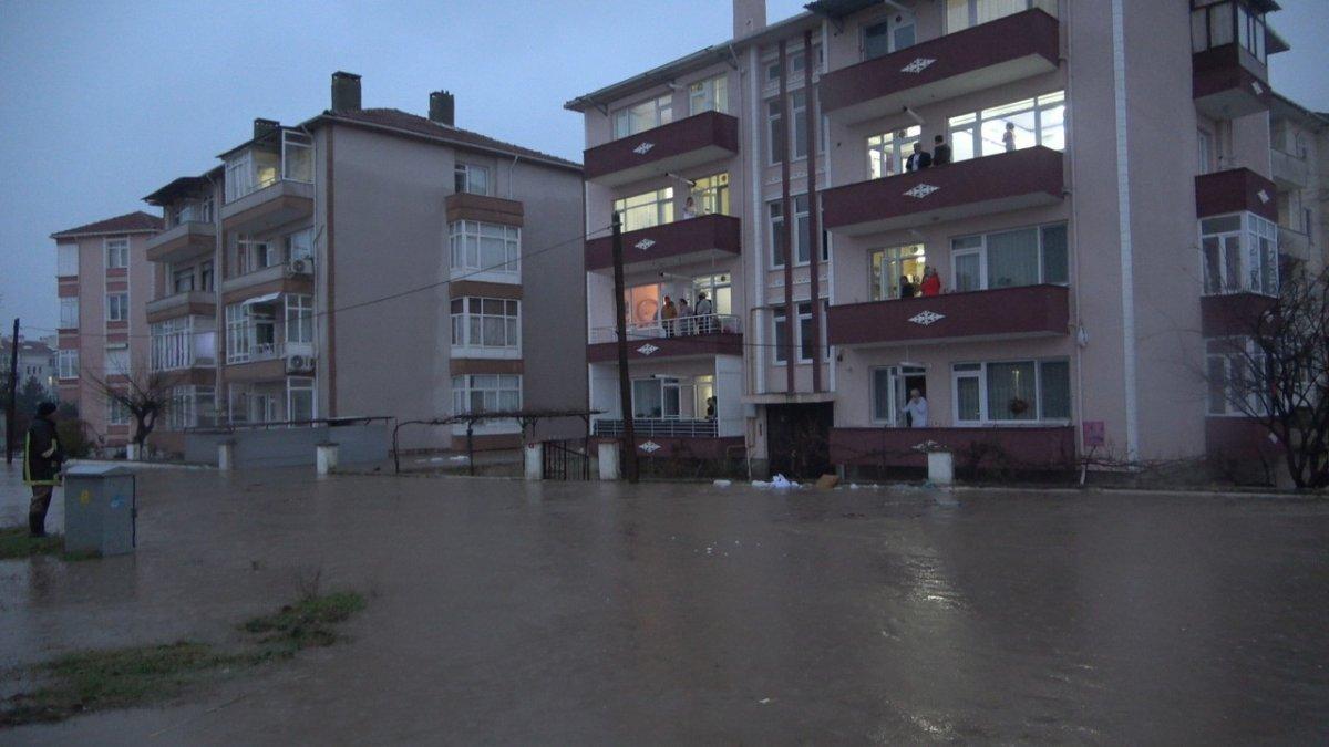 Kırklareli’nde dere taştı, mahsur kalanlar iş makinalarıyla kurtarıldı