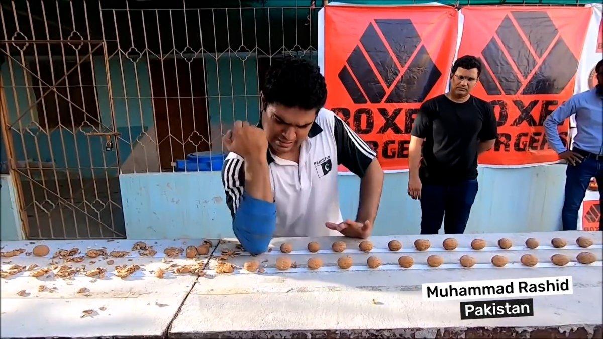 Dirseğiyle 315 cevizi 1 dakikada kıran Pakistanlı