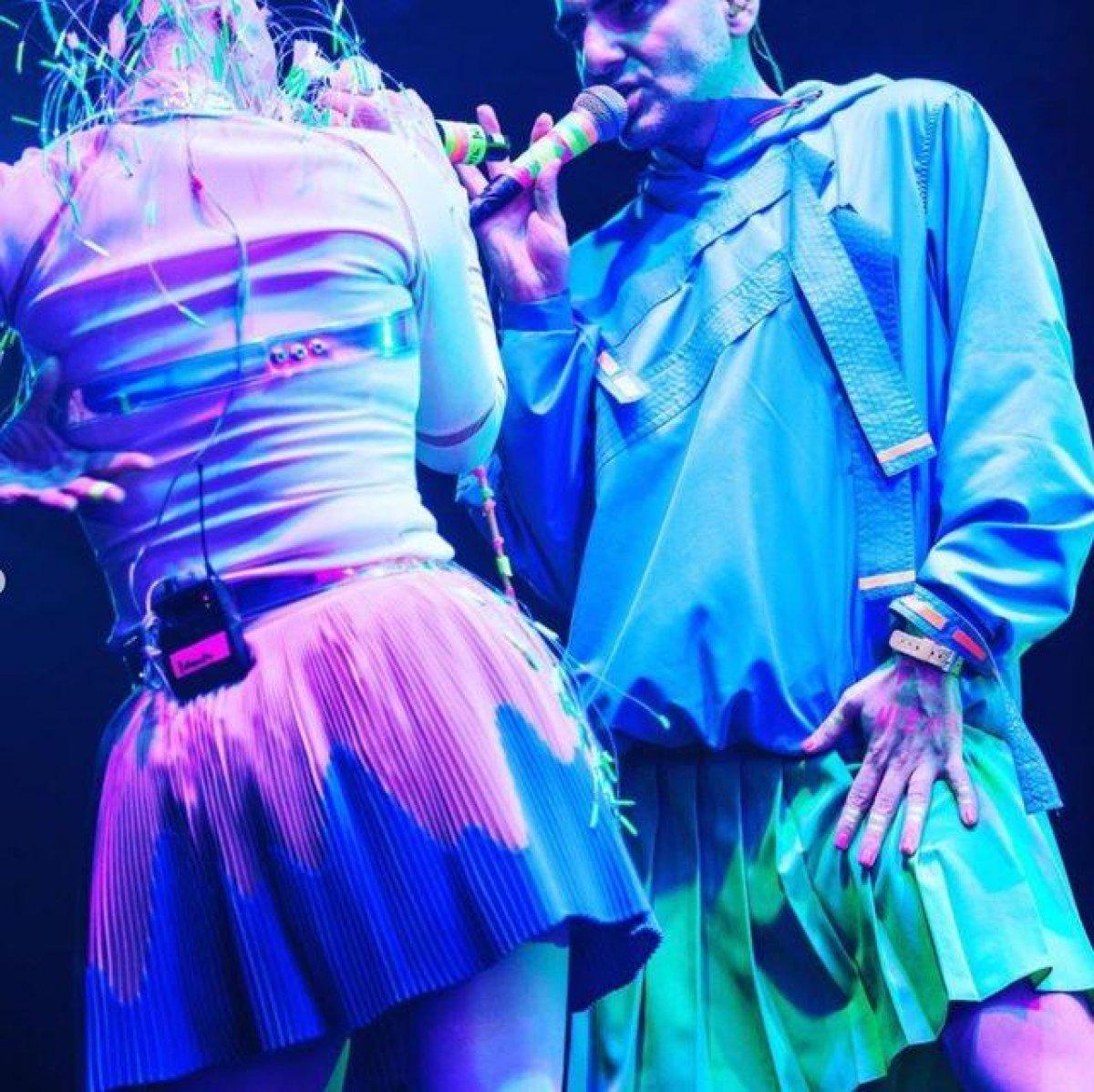 Bartu Küçükçağlayan sahneye etekle çıktı