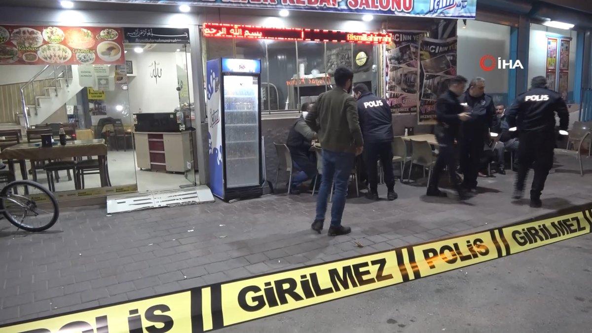 Adana'da kebapçıda çalışan husumetlisini işyerini basarak başından vurdu
