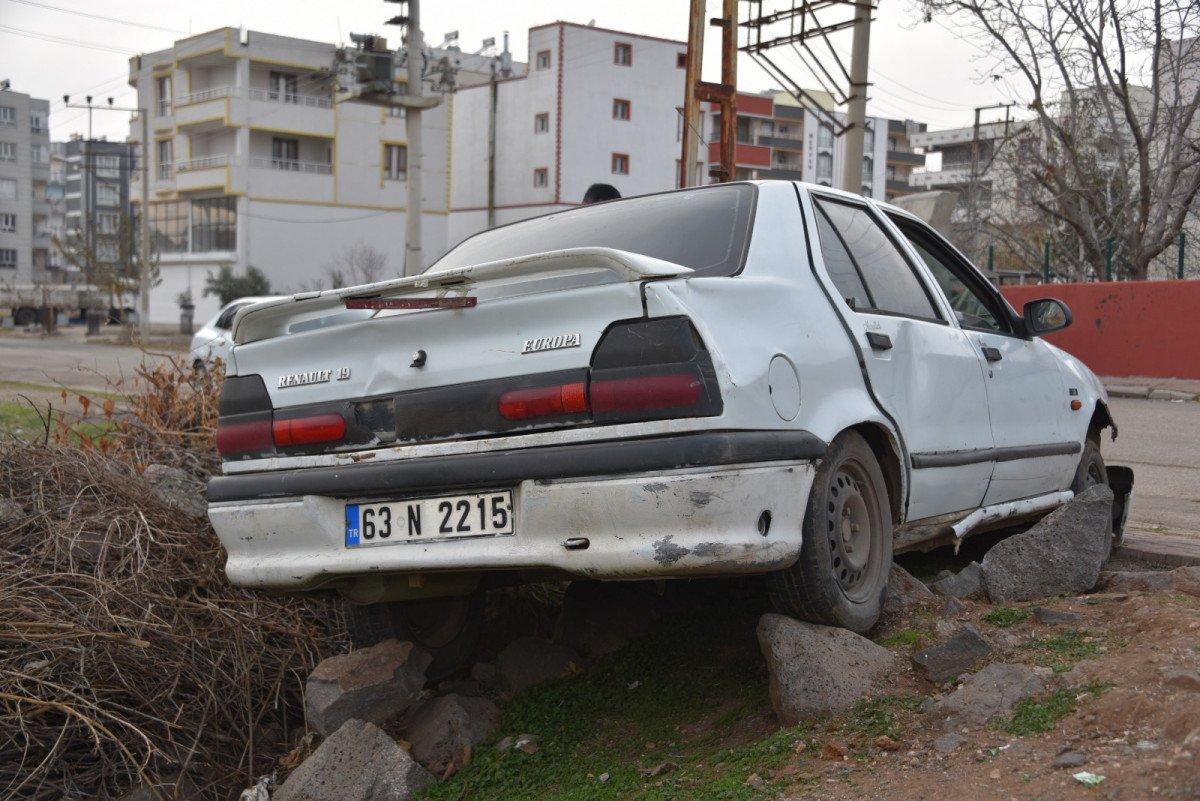 Şanlıurfa'da fren yerine gaza basılan otomobil öğrencilerin arasına daldı