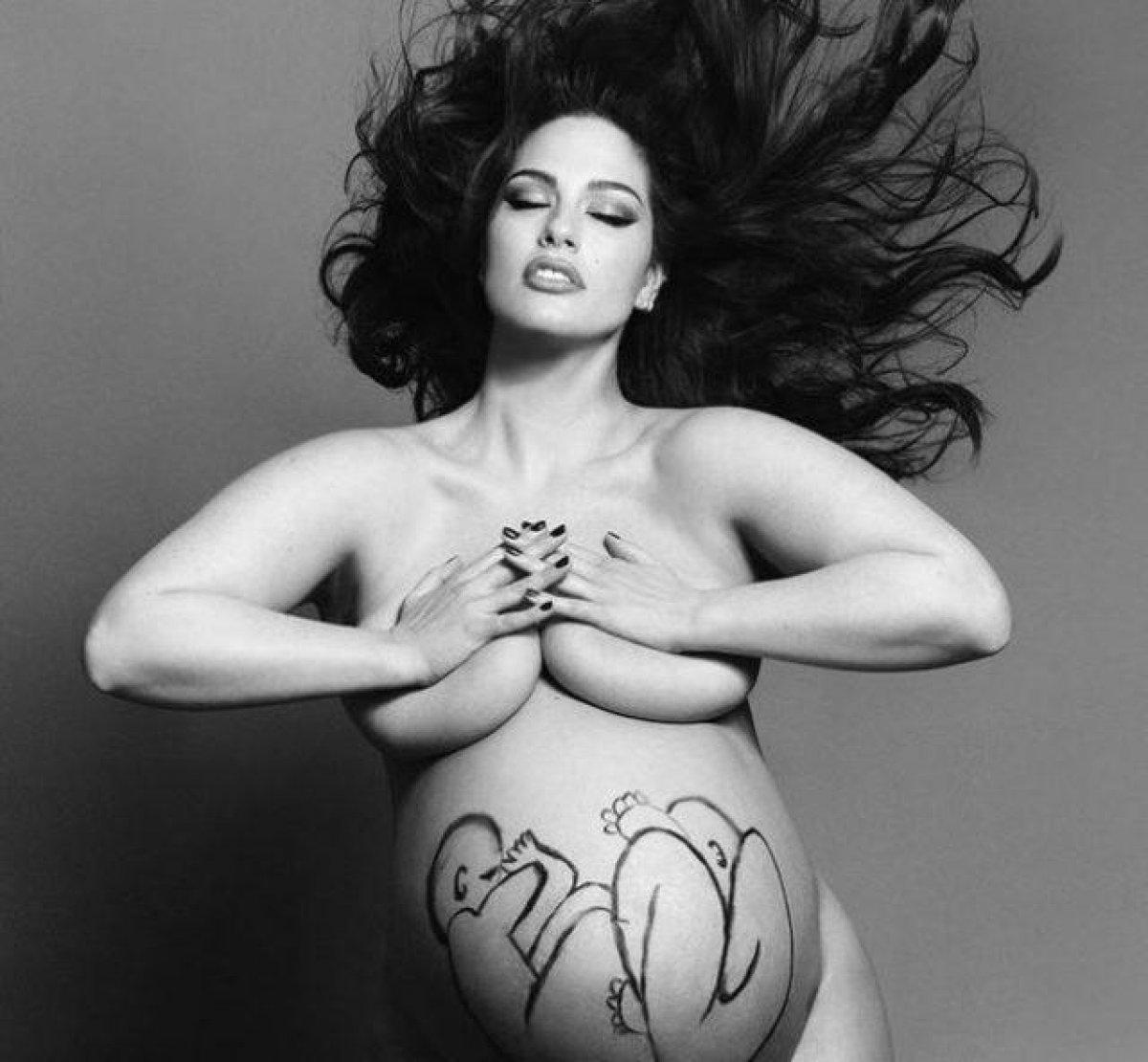 Ashley Graham'dan hamilelik pozu