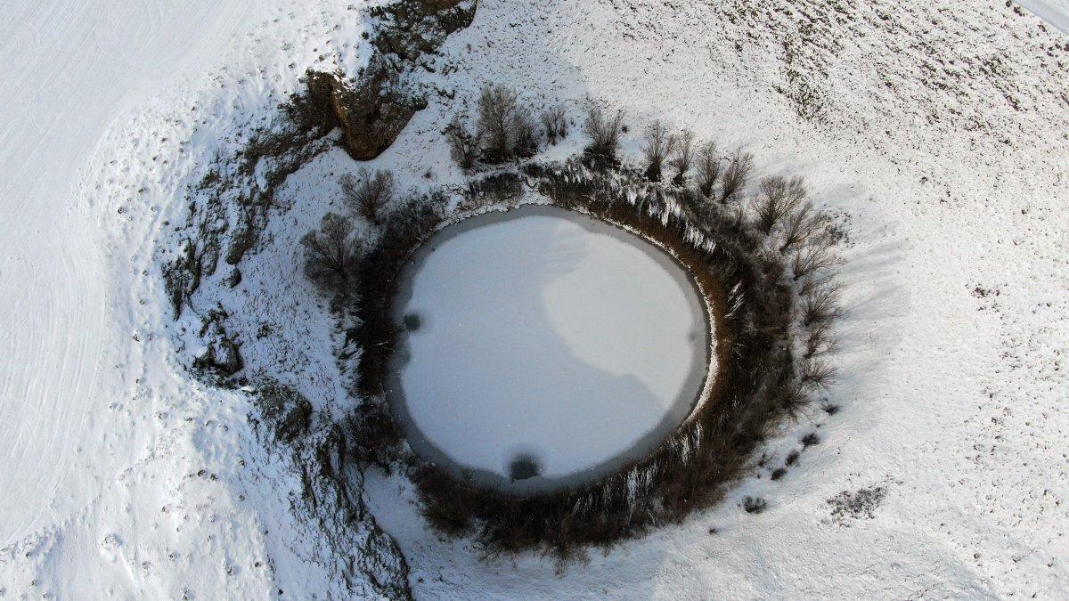 Sivas'ta buz tutan göllerden muhteşem manzara