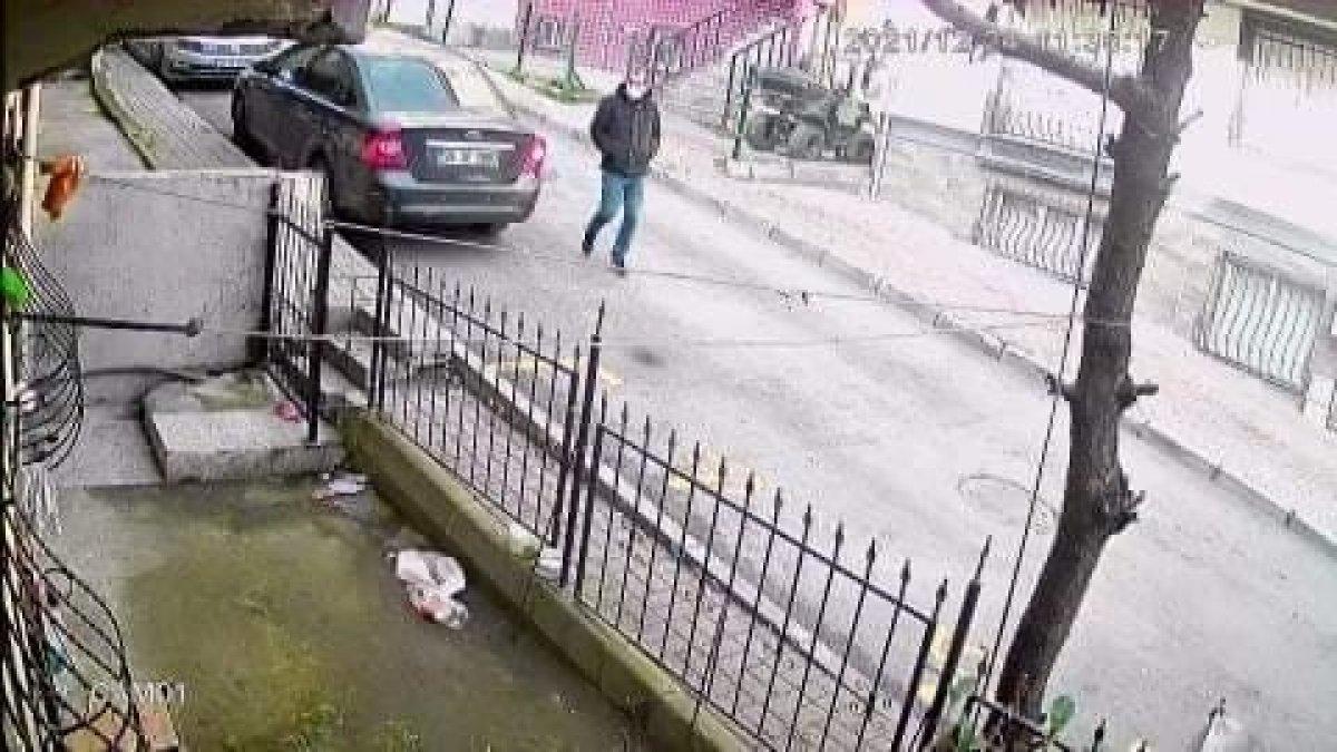 Küçükçekmece'deki hırsız, 'amcanı arayacağım' diyerek telefon çaldı