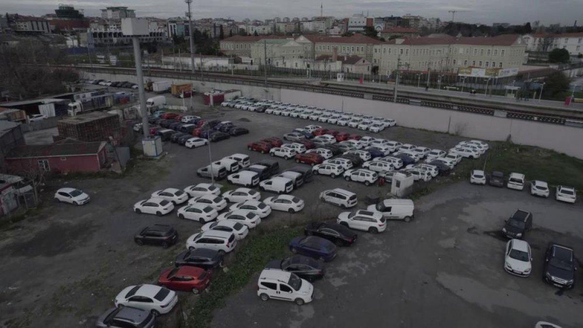 Zeytinburnu'nda otoparktaki sıfır araçlar dikkat çekti