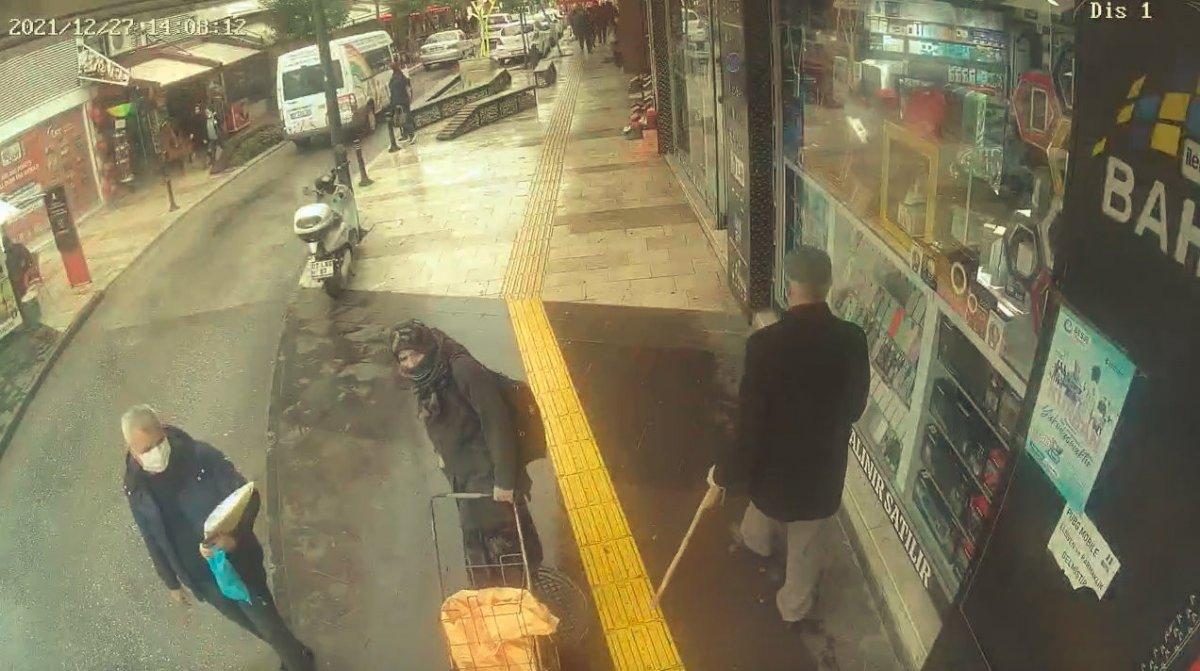 Antalya'da eşi bir anda yere düşen yaşlı adam, çaresizce yardım bekledi