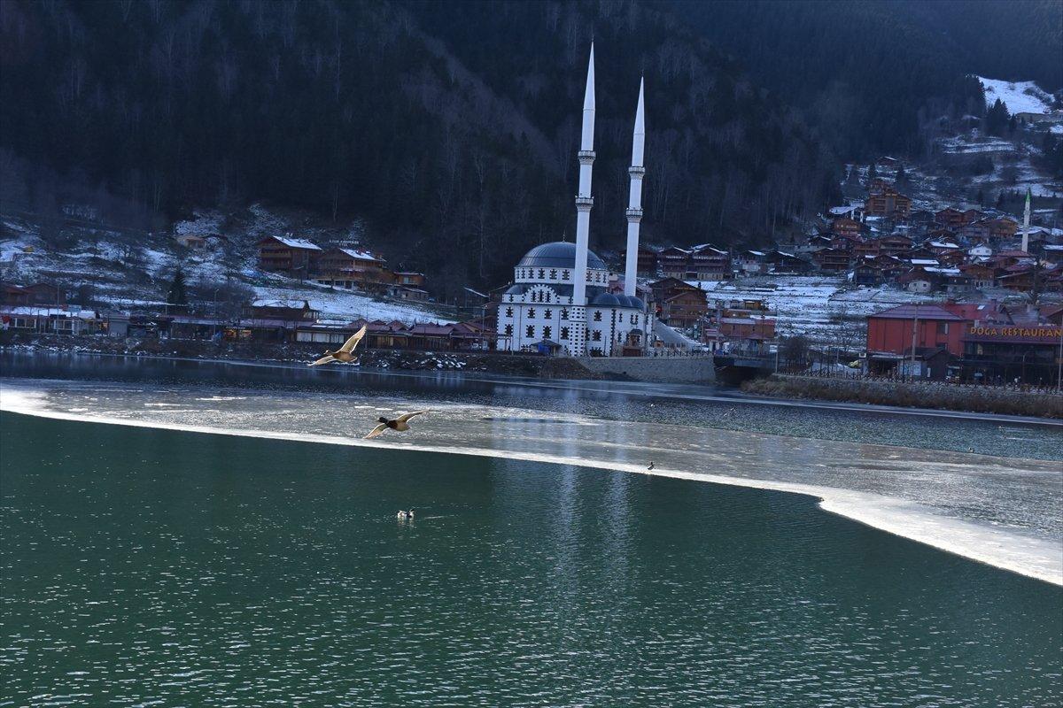 Uzungöl'ün yüzeyi buz tutmaya başladı
