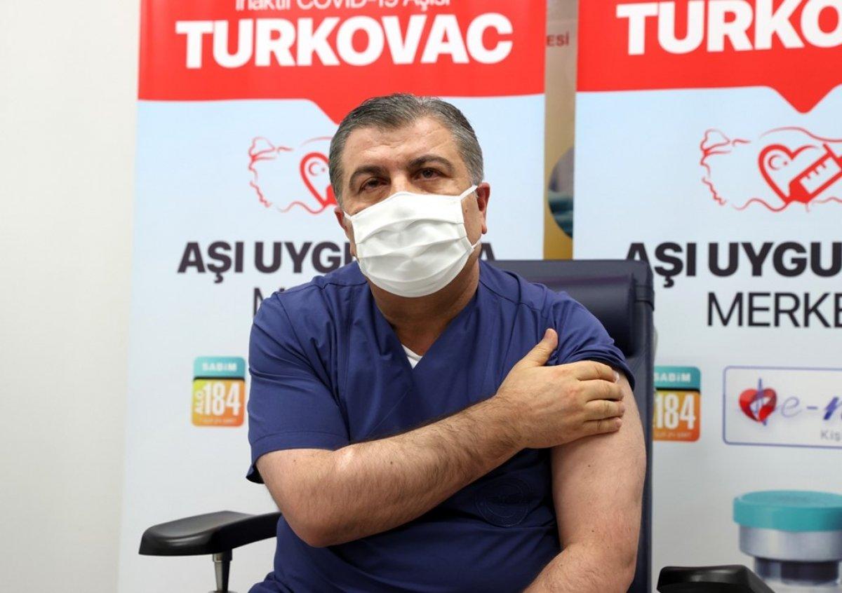 Fahrettin Koca hatırlatma dozunu Turkovac yaptırdı