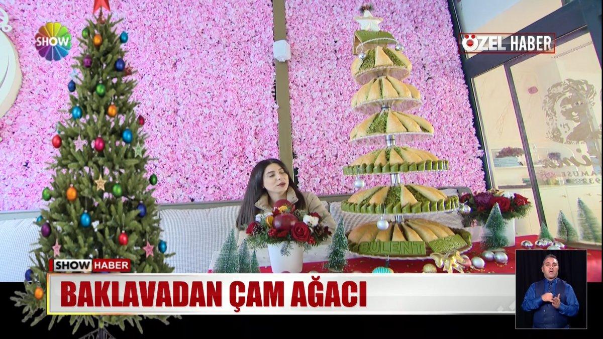 Bolu'da Bülent Ersoy için baklavadan çam ağacı yapıldı