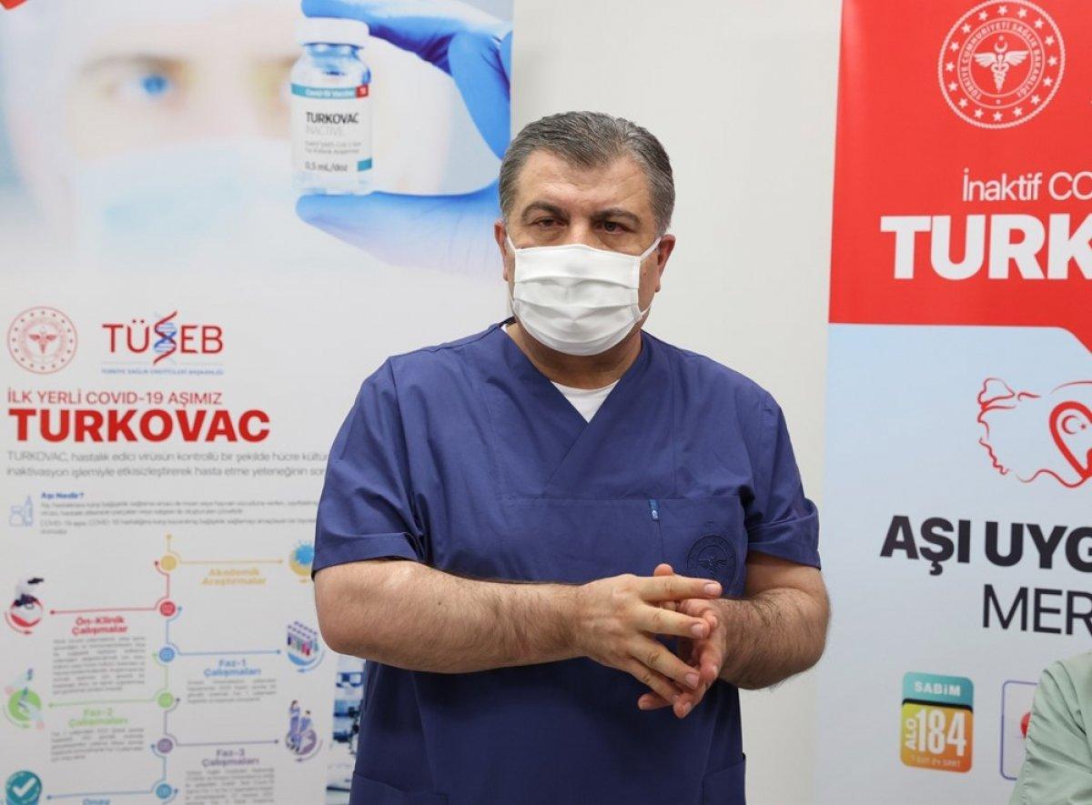 Fahrettin Koca hatırlatma dozunu Turkovac yaptırdı