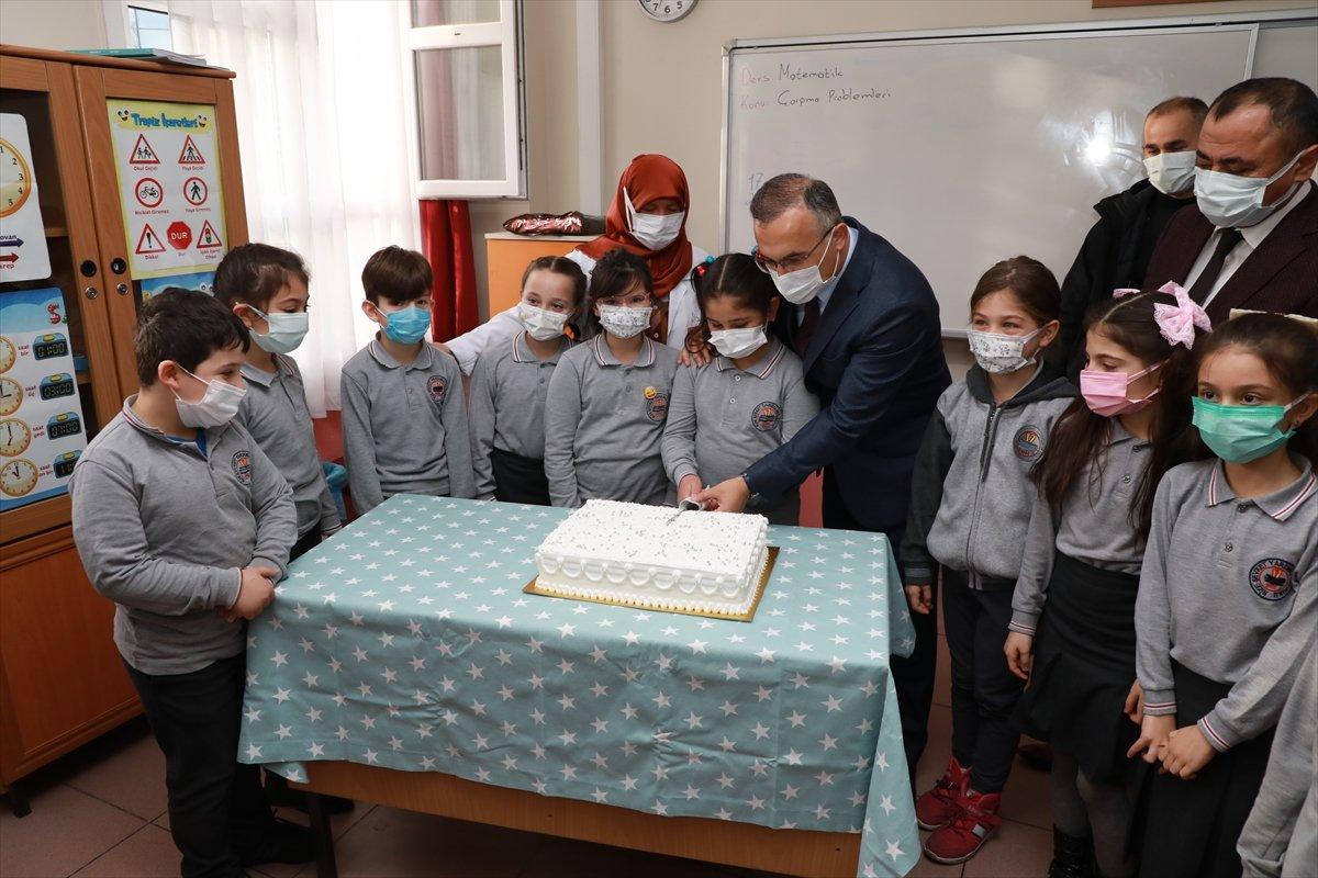 Rize Valisi Kemal Çeber'den öğrencilere ziyaret