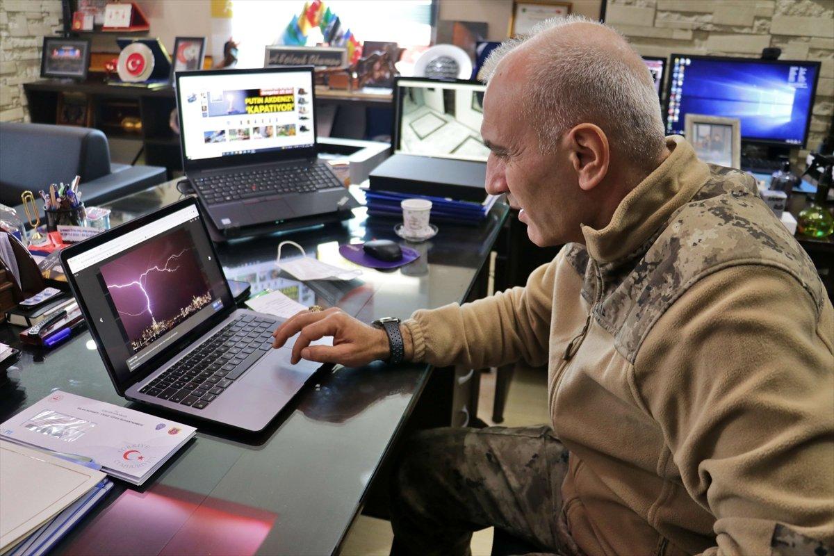 Osmaniye'de özel harekat polisleri, AA'nın fotoğraflarını oyladı
