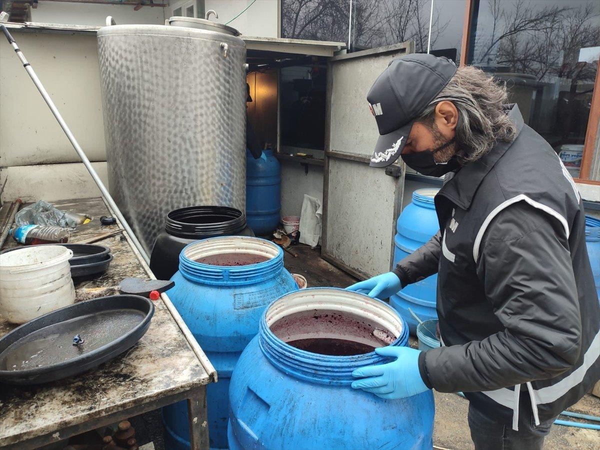 Bursa'da 2 bin 400 litre sahte içki ele geçirildi