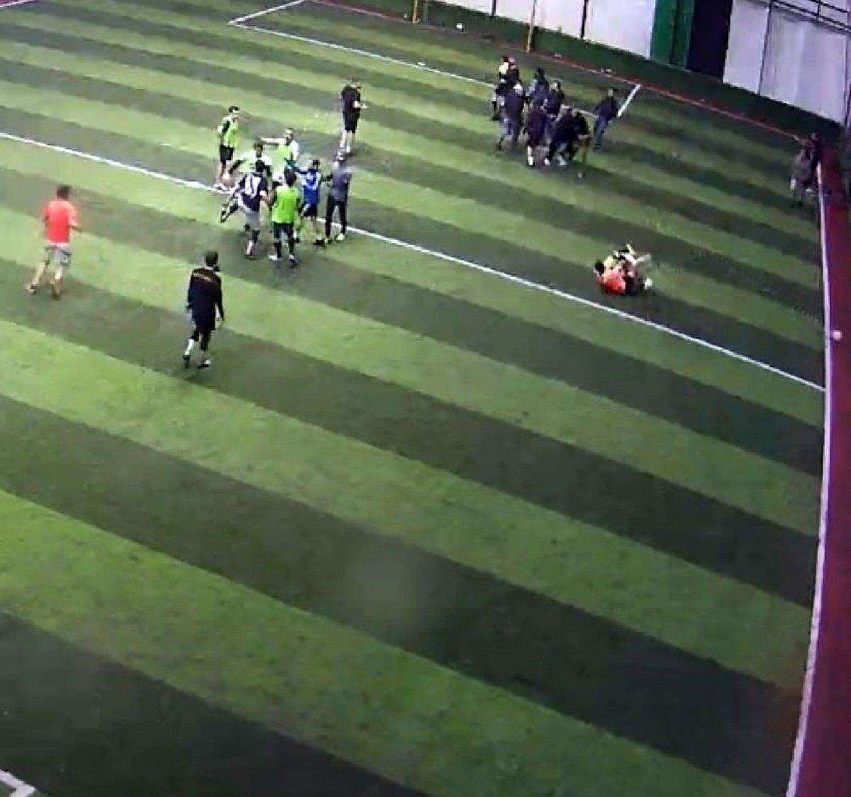 Sakarya’da halı sahada faul yaptı, kavga çıktı