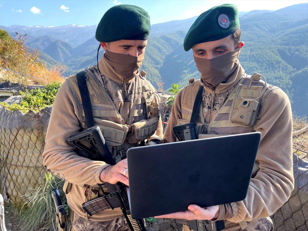 Osmaniye'de özel harekat polisleri, AA'nın fotoğraflarını oyladı