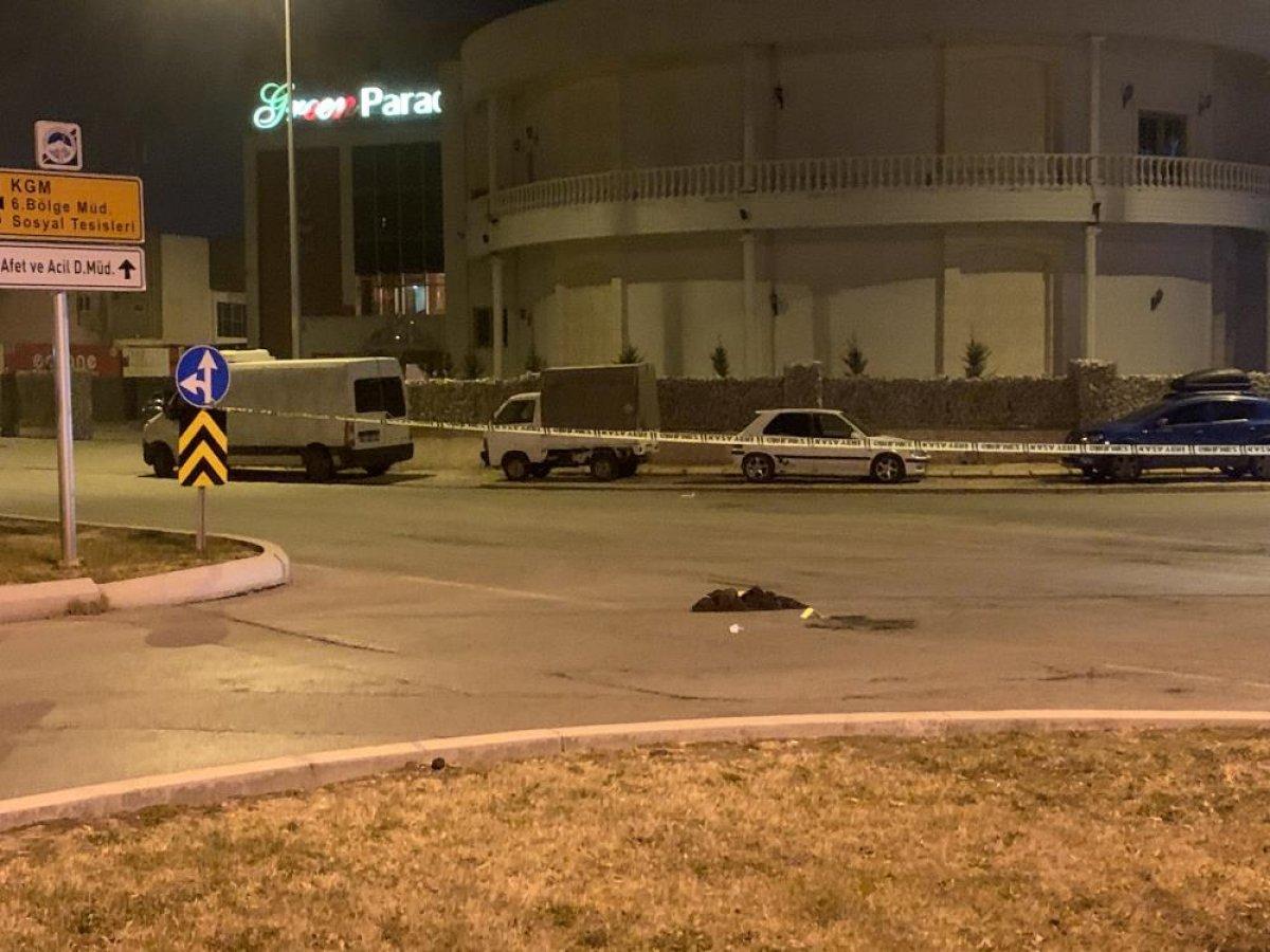 Kayseri'de yol ortasında tüfekle vurulan genç ağır yaralandı