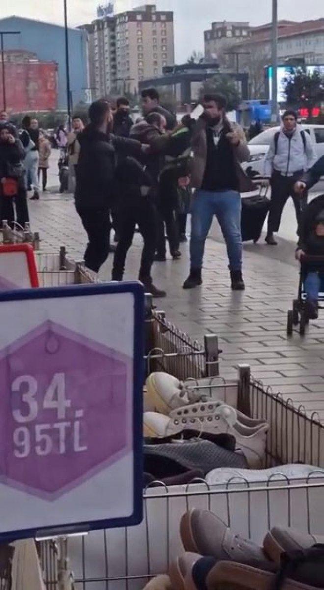 Esenyurt'ta sokak ortasında kavga
