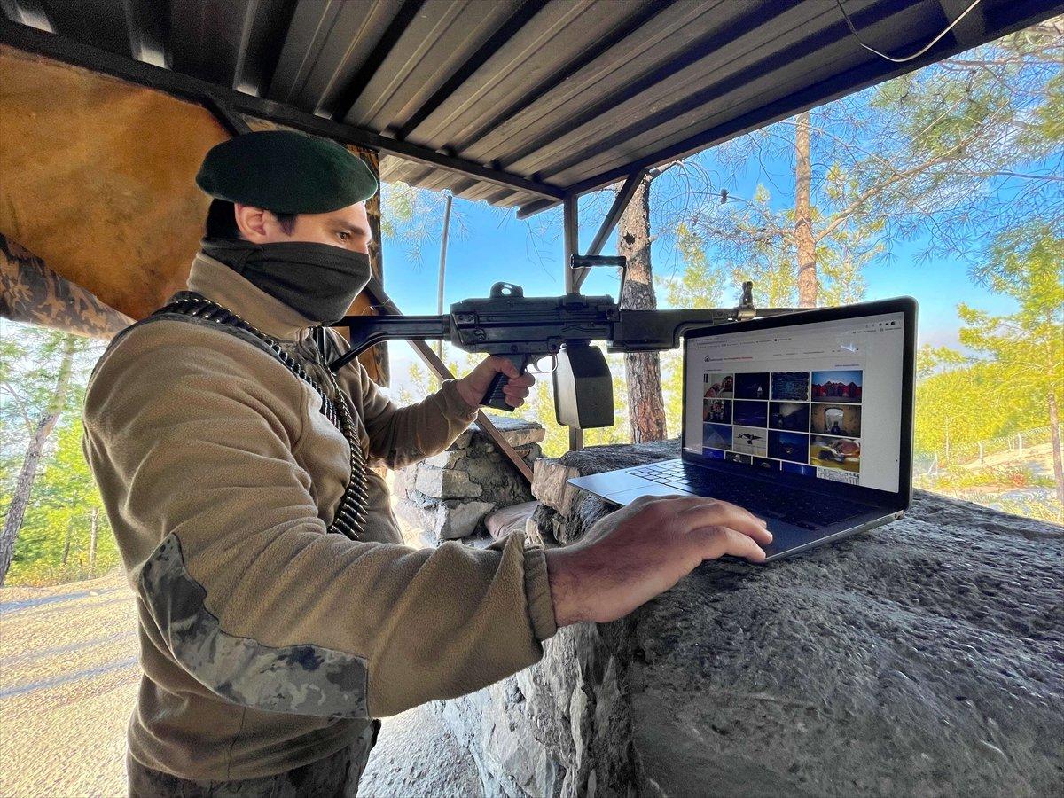 Osmaniye'de özel harekat polisleri, AA'nın fotoğraflarını oyladı