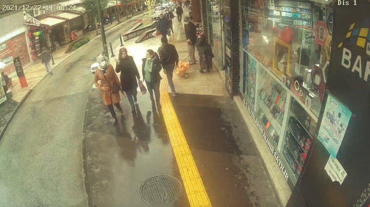 Antalya'da eşi bir anda yere düşen yaşlı adam, çaresizce yardım bekledi