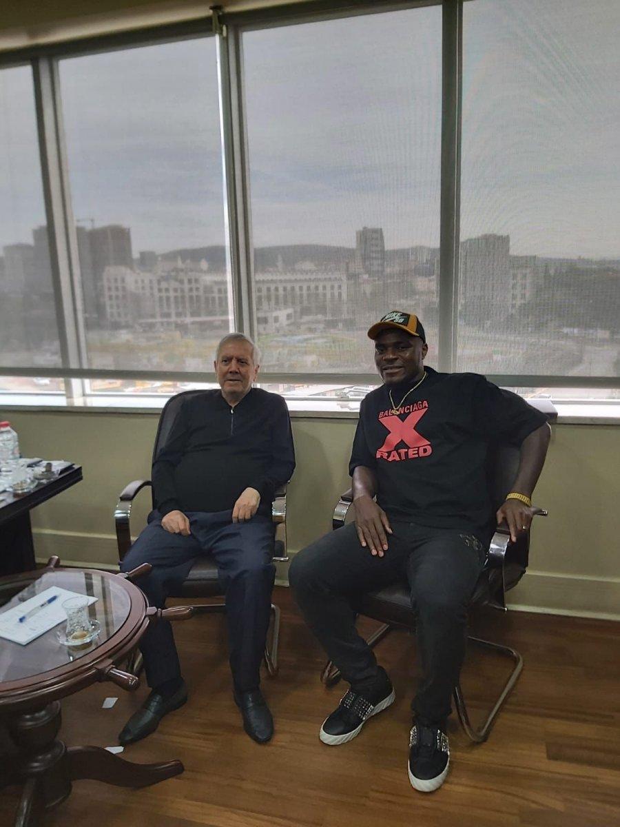 Emmanuel Emenike, Aziz Yıldırım'ı ziyaret etti