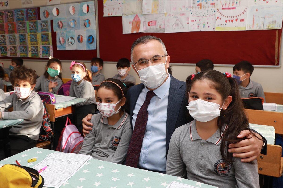 Rize Valisi Kemal Çeber'den öğrencilere ziyaret