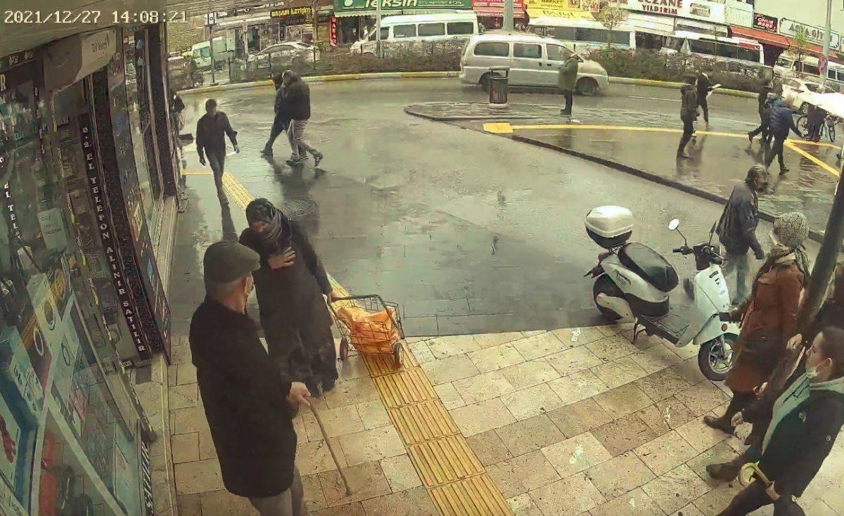 Antalya'da eşi bir anda yere düşen yaşlı adam, çaresizce yardım bekledi