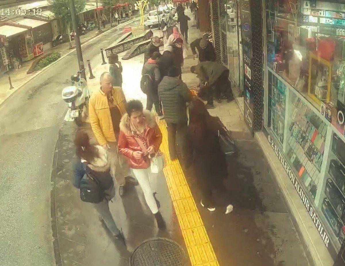 Antalya'da eşi bir anda yere düşen yaşlı adam, çaresizce yardım bekledi