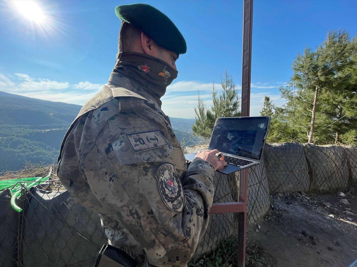 Osmaniye'de özel harekat polisleri, AA'nın fotoğraflarını oyladı