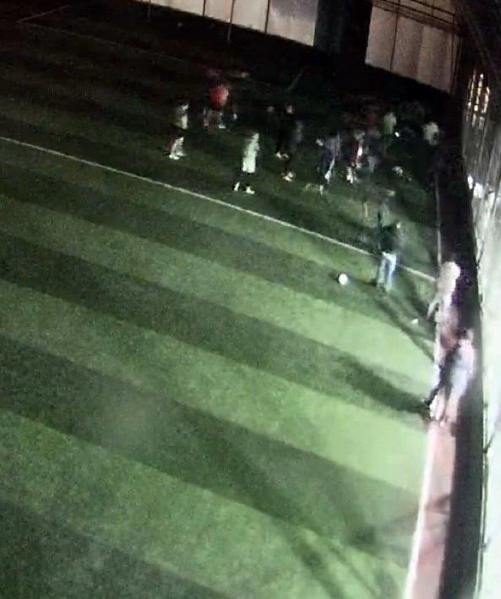 Sakarya’da halı sahada faul yaptı, kavga çıktı