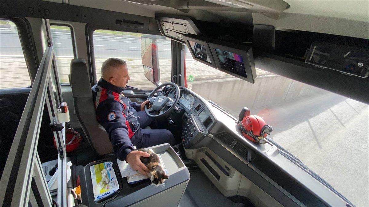 Düzce'de itfaiyenin kurtardığı kedi, yanlarından ayrılmıyor