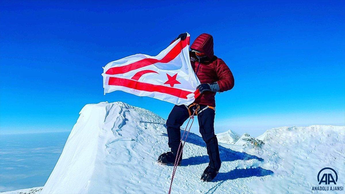Kıbrıslı Türk dağcı Birkan Uzun, Antarktika'ya KKTC bayrağı dikti
