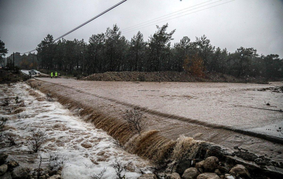 Sağanak yağış Antalya'da hayatı felç etti