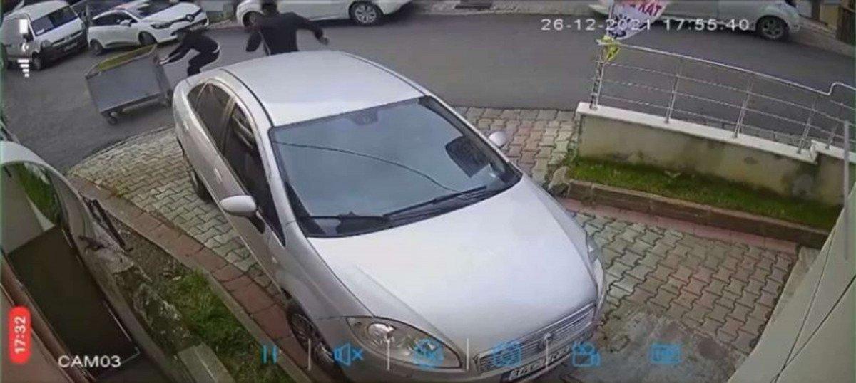 Ümraniye'de rüzgara kapılan çöp konteyneri