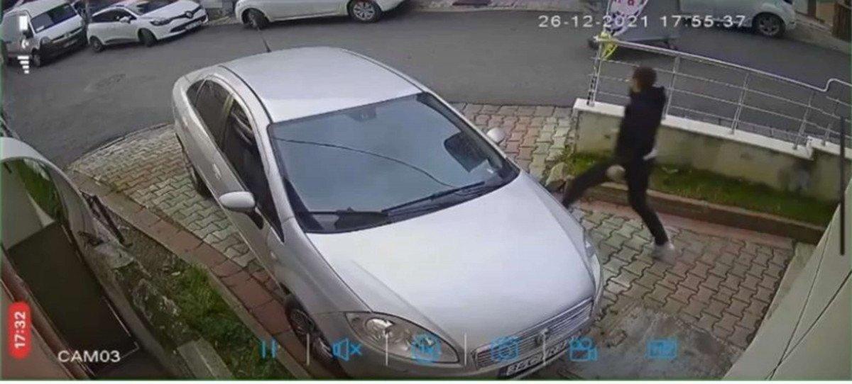 Ümraniye'de rüzgara kapılan çöp konteyneri