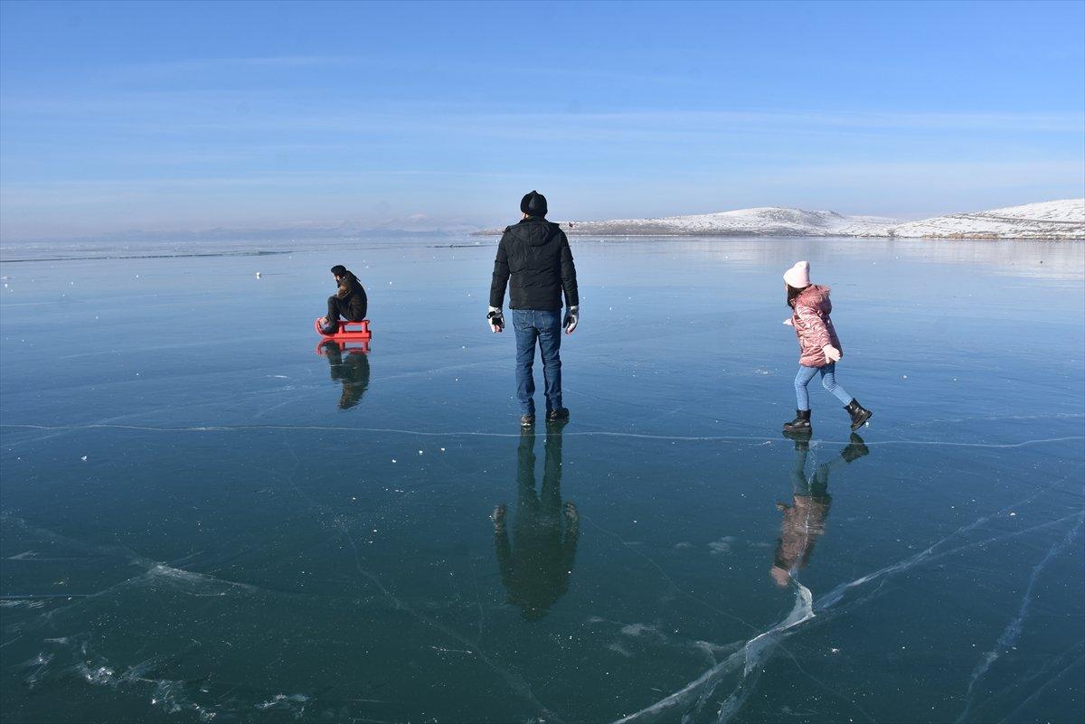 Çıldır Gölü'nde buz kalınlığı 15 santimetreye ulaştı