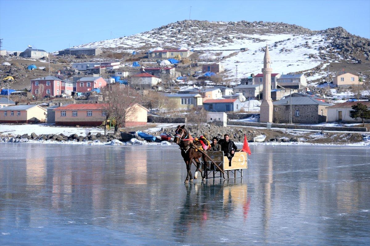 Çıldır Gölü'nde buz kalınlığı 15 santimetreye ulaştı