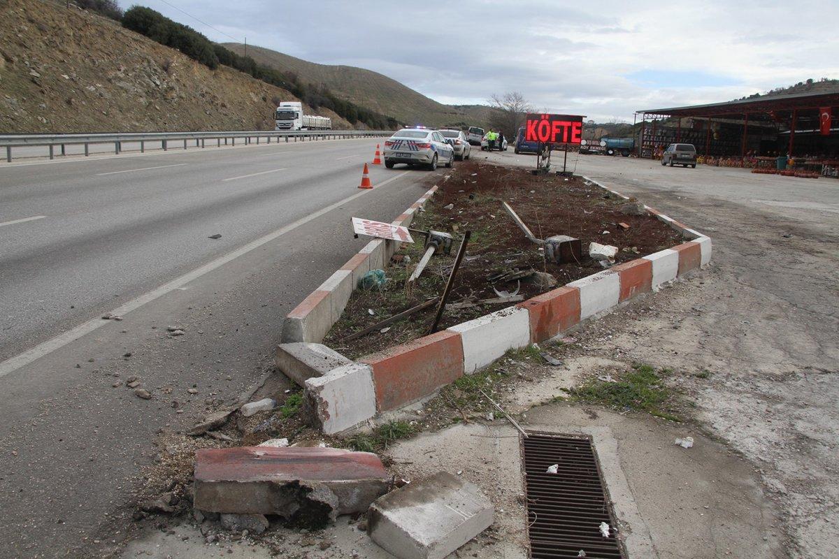 Manisa'da araç kontrolden çıktı: 1 kişi ağır yaralı