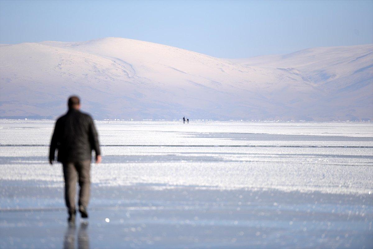 Çıldır Gölü'nde buz kalınlığı 15 santimetreye ulaştı