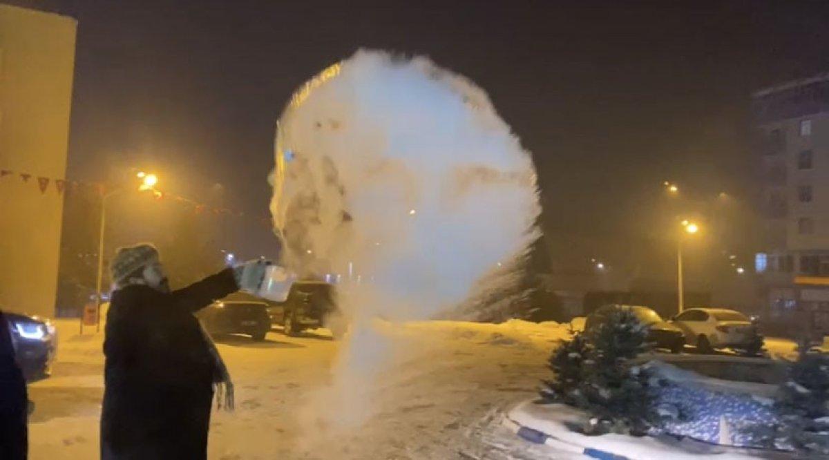 Ağrı'da dondurucu soğuk: Kaynar su havada dondu