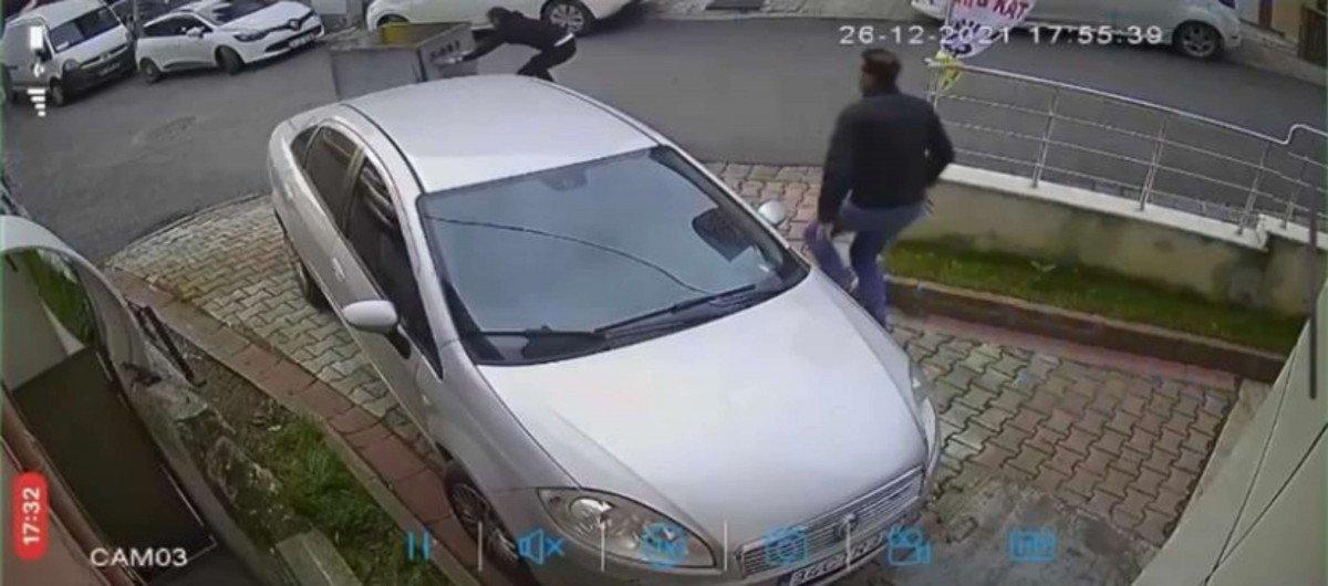 Ümraniye'de rüzgara kapılan çöp konteyneri