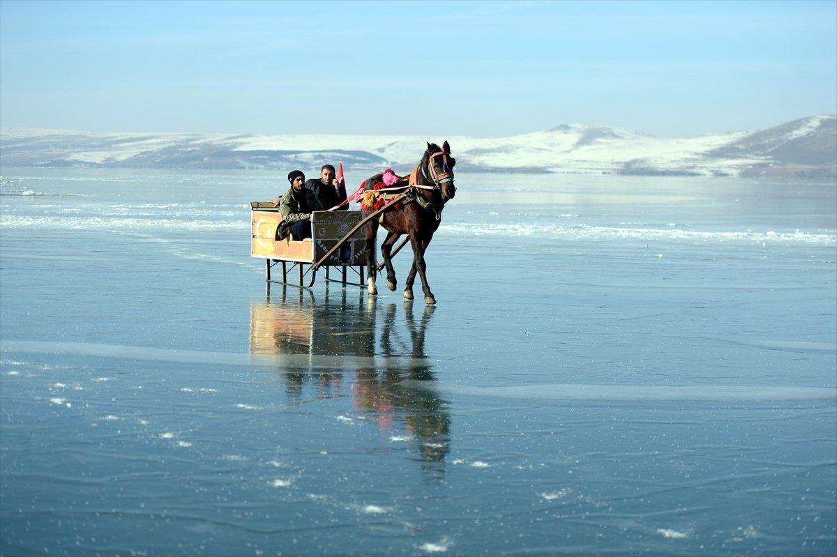 Çıldır Gölü'nde buz kalınlığı 15 santimetreye ulaştı